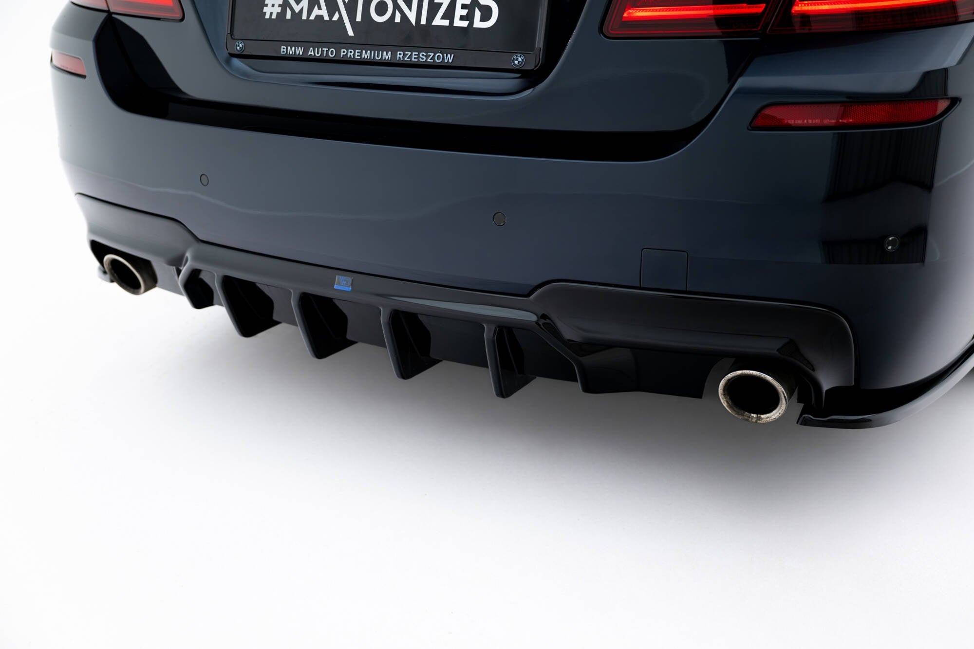 Maxton Design Bakdiffuser V.2 – BMW 5 M - Pack F10 / F11 (to enkle eksosuttak)