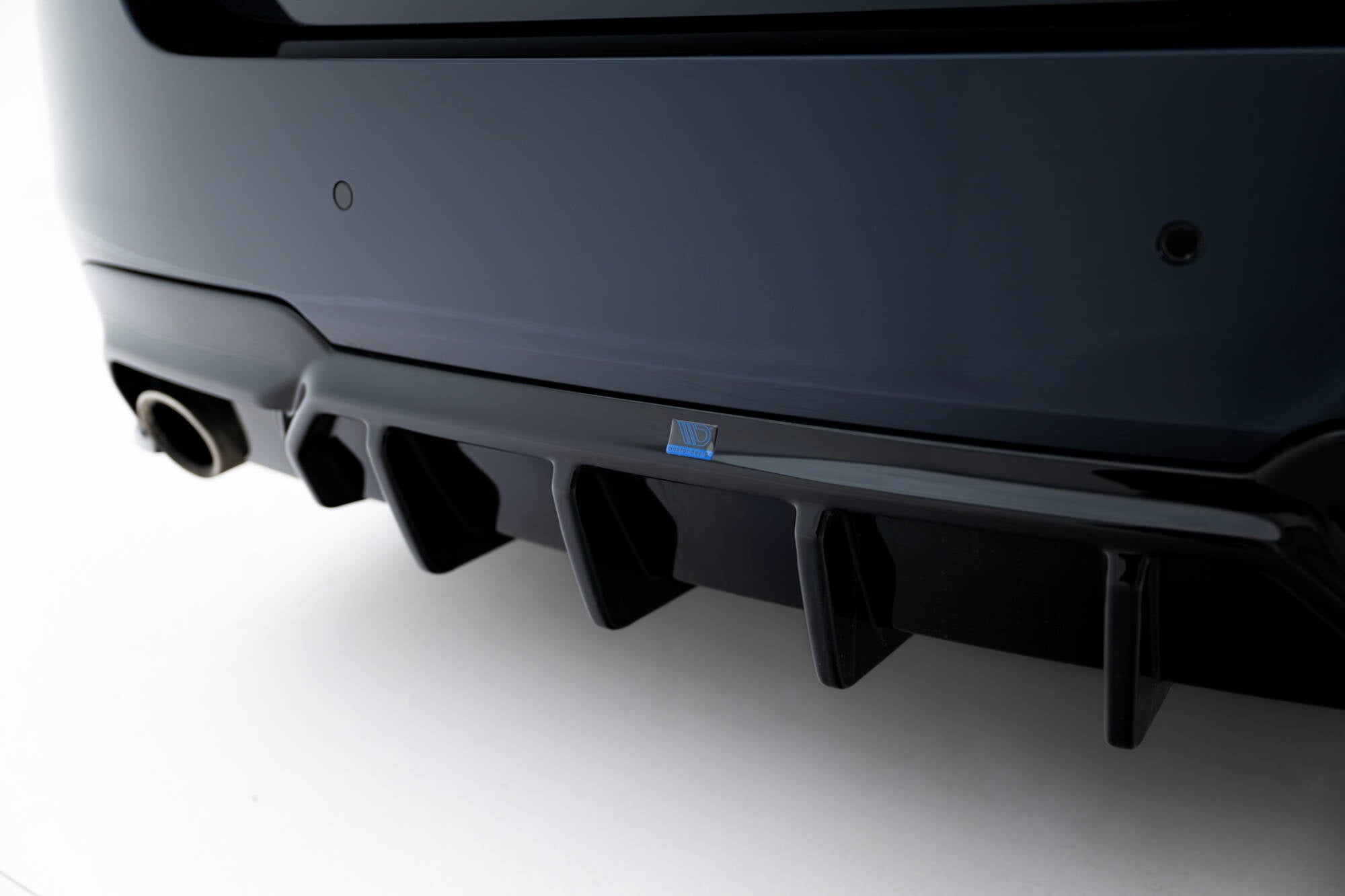 Maxton Design Bakdiffuser V.2 – BMW 5 M - Pack F10 / F11 (to enkle eksosuttak)