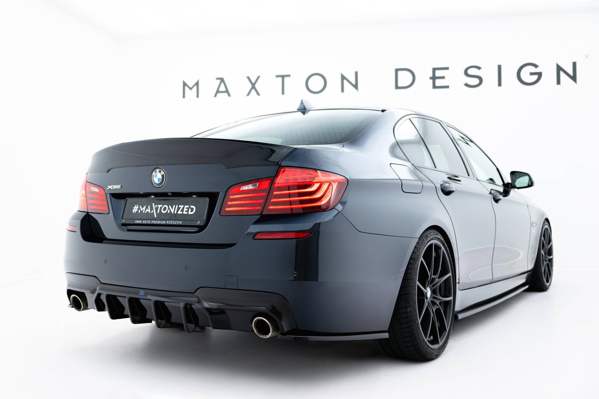 Maxton Design Bakdiffuser V.2 – BMW 5 M - Pack F10 / F11 (to enkle eksosuttak)